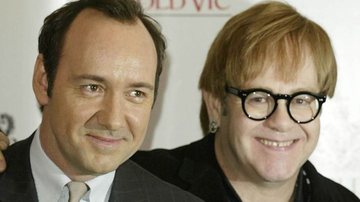 Kevin Spacey e Elton John em 2003 (Foto: Dave Hogan / Getty Images)