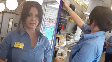 Lana Del Rey no Waffle House (Reprodução)