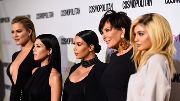 Irmãs Khloe, Kourtney e Kim Kardashian com a mãe e a irmã Kris e Kylie Jenner (Foto: Frazer Harrison/Getty Images for Cosmopolitan)