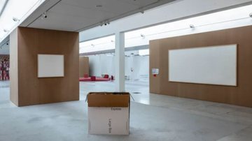 Telas em branco em exposição em museu na Dinamarca (Foto: reprodução)