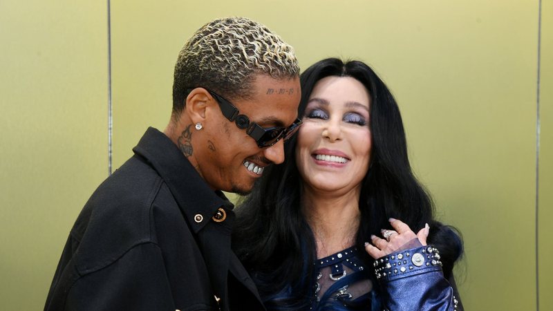 Alexander Edwards e Cher (Foto: Jon Kopaloff/Getty Images)