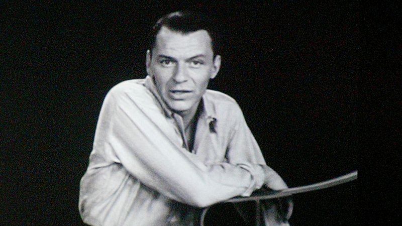 A imagem do cantor Frank Sinatra aparece em painéis e telas móveis de 12 metros de altura durante os ensaios para a abertura de "Sinatra: His Voice. His World. His Way" (Foto: Evan Agostini/Getty Images)