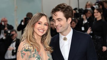 Suki Waterhouse e Robert Pattinson (Foto: Jamie McCarthy/Getty Images)