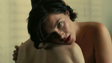 Florence Pugh relembra "acidente" durante cenas de sexo em Oppenheimer: "Não foi o melhor timing" (Foto: Reprodução/Universal Pictures)