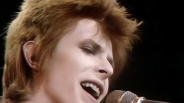 David Bowie apresenta 'Starman' no programa 'Top of the Pops', em 1972 (Reprodução/YouTube)
