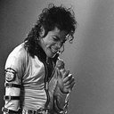 Com a cinebiografia do cantor à caminho, aproveite para conhecer detalhes da vida e da carreira de Michael Jackson - Créditos: Reprodução/Amazon