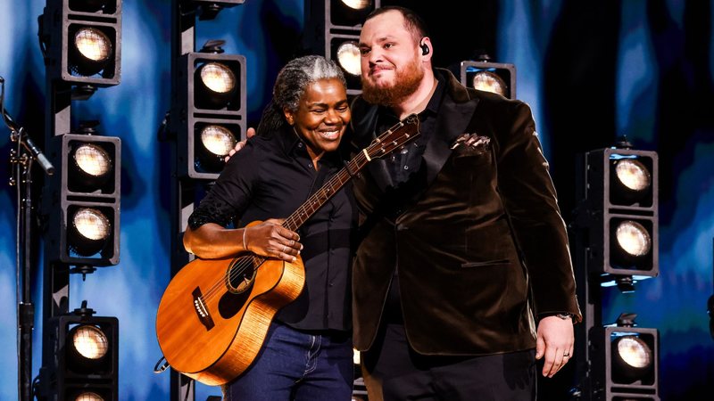 Tracy Chapman e Luke Coombs (Foto: John Shearer/Getty Images for The Recording Academy)