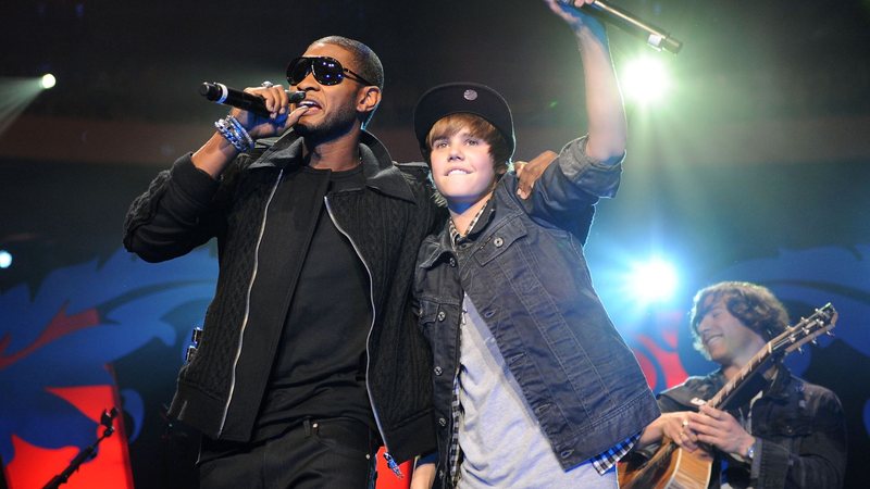 Usher e Justin Bieber em 2009 (Foto: Bryan Bedder/Getty Images)