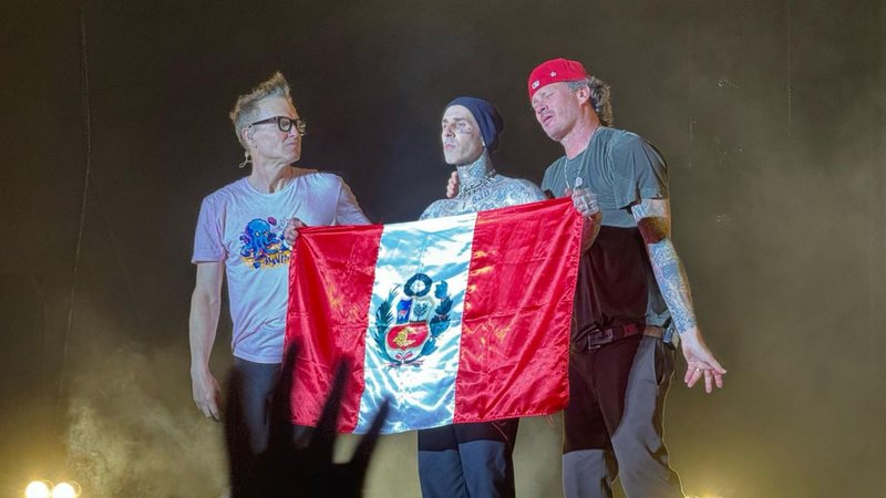Blink-182 em show no Peru (Foto: Reprodução/@PogotaConcerts no Twitter)