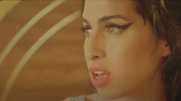 Amy Winehouse no clipe de ‘Tears Dry on Their Own’ (Imagem: Reprodução/YouTube)