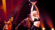Madonna em show da turnê 'The Girlie Show', em Nova York (Foto: Steve Eichner/WireImage)