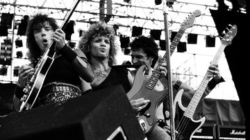Da esquerda para a direita: Richie Sambora, Jon Bon Jovi e Alec John Such em show da banda Bon Jovi em 1984 (Foto: Midori Tsukagoshi/Shinko Music/Getty Images)
