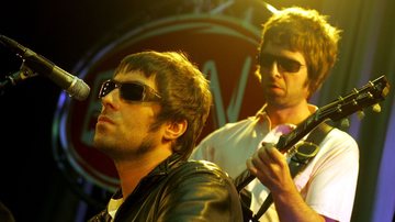 Os irmãos Liam e Noel Gallagher formavam Oasis (Foto: Paul Bergen/Redferns)