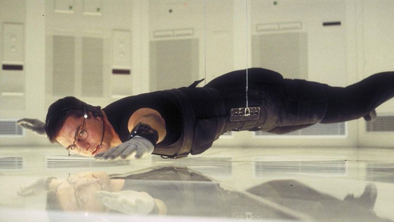 Tom Cruise em cena famosa do filme Missão Impossível (1996) (Foto: Divulgação)