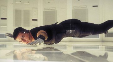 Tom Cruise em cena famosa do filme Missão Impossível (1996) (Foto: Divulgação)