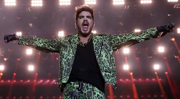 Adam Lambert se apresentando com o Queen em 2020 (Foto: Cole Bennetts/Getty Images)