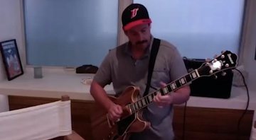 None - Adam Sandler toca guitarra durante quarentena (Foto: Reprodução / YouTube)