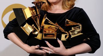 None - Adele com Grammys em 2012 (Foto: Kevork Djansezian / Getty Images)