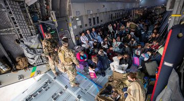Avião militar alemão comporta diversos afegãos que querem sair do país (Foto: Marc Tessensohn/Bundeswehr via Getty Images)