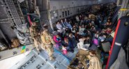 Avião militar alemão comporta diversos afegãos que querem sair do país (Foto: Marc Tessensohn/Bundeswehr via Getty Images)
