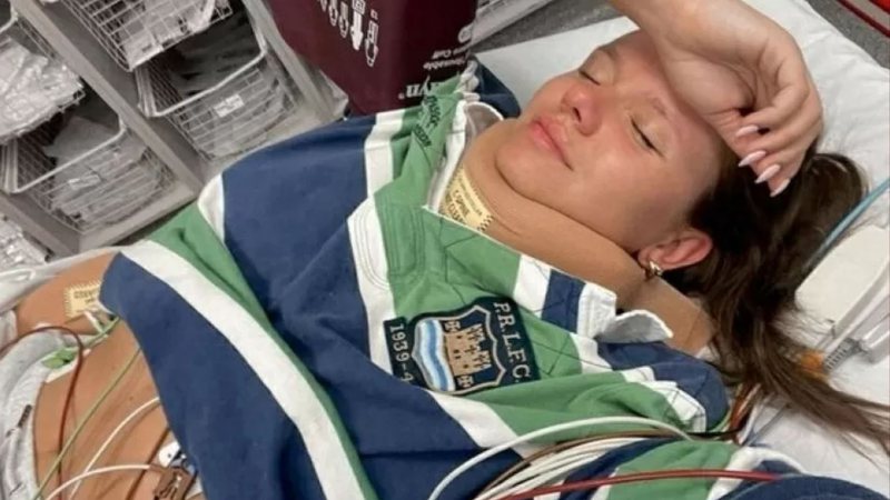Alli Simpson em ambulância após fratura no pescoço (Foto: Reprodução/Instagram)