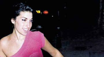 None - Amy Winehouse na capa do álbum "Frank" (Foto: Divulgação)