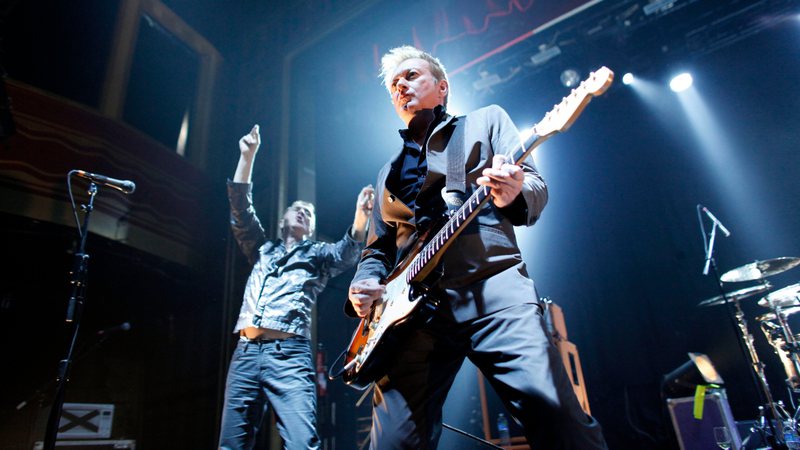 Jon King (esq.) e Andy Gill (dir., guitarra na mão) tocam com a Gang of Four em Nova York, 2011 (Foto: Jason DeCrow / AP)