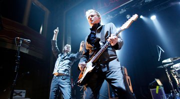Jon King (esq.) e Andy Gill (dir., guitarra na mão) tocam com a Gang of Four em Nova York, 2011 (Foto: Jason DeCrow / AP)