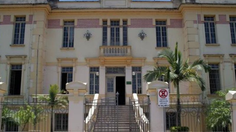 Antiga casa de Maria Augusta, atual Escola Estadual Conselheiro Rodrigues Alves (Foto: Reprodução / Facebook)