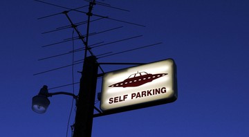 Uma placa de estacionamento com o desenho de uma espaçonave pendurada em Rachel, Nevada (Foto:Laura Rauch/AP)
