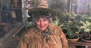 Miriam Margolyes como professora Sprout (Foto: Reprodução/Warner Bros.)