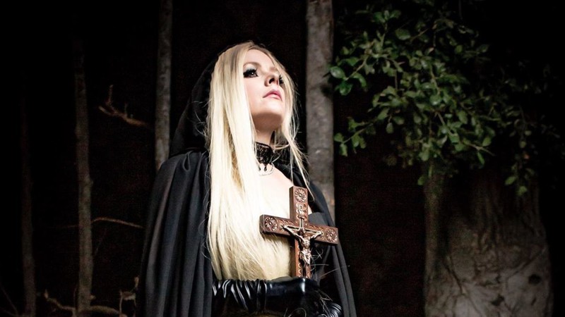Avril Lavigne posta foto para divulgar “I Fell In Love With the Devil” (Foto: Reprodução / Instagram)