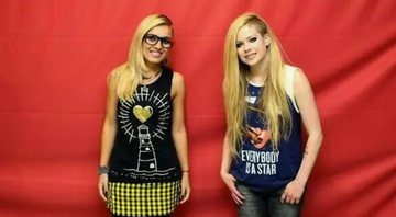 Avril Lavigne com fã em 2014 (Foto: Reprodução)