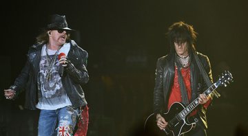 Axl Rose e Richard Fortus, do Guns N' Roses (Foto:AP Photo/Mark Allan)