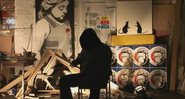 Banksy em cena de documentário (Foto: Reprodução)