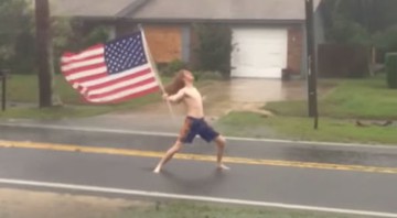 Imagem Homem faz bate-cabeça solitário durante furacão nos EUA; assista