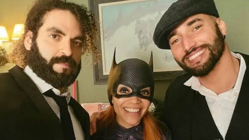 Bilall Fallah, Adil El Arbi e Leslie Grace nos bastidores de Batgirl (Foto: Reprodução/Twitter)