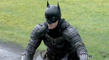 None - Dublê aparece com o traje completo do novo Batman (Foto:Reprodução/Twitter/PA Media)