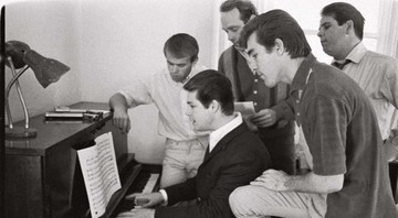 Em foto de 1964, Brian Wilson (ao piano) mostra uma nova composição para a banda. Junto a ele estão (da esq. para a dir.) Al Jardine, Mike Love, Dennis Wilson e Carl Wilson (Foto: Divulgação)