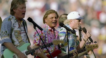 None - Beach Boys pode voltar a se apresentar no aniversário de 60 anos da banda. Créditos: Rick Stewart/Getty Images