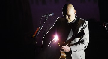 None - Billy Corgan à frente do Smashing Pumpkins, durante show da turnê "eletro-acústica", intitulada In Plainsong, da banda (Foto: Chris Pizzello/AP)