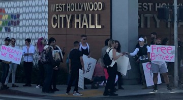 None - Manifestação em frente à prefeitura de Los Angeles (Foto:Reprodução/Twitter/@gregw_dj)