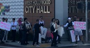 Manifestação em frente à prefeitura de Los Angeles (Foto:Reprodução/Twitter/@gregw_dj)