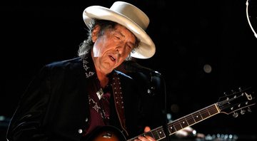 None - Bob Dylan performa em tributo a Michael Douglas, em 2009, nos estúdios da Sony (Foto: Kevin Winter / Getty Images for AFI)