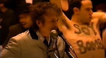 None - Soy Bomb no meio da apresentação de Bob Dylan no Grammy (Foto: Reprodução/YouTube)