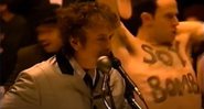 Soy Bomb no meio da apresentação de Bob Dylan no Grammy (Foto: Reprodução/YouTube)