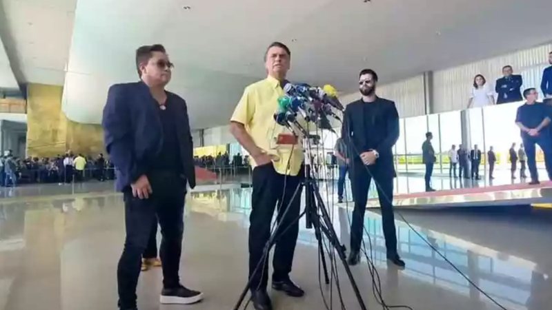 Jair Bolsonaro ao lado de Leonardo e Gustavo Lima em entrevista coletiva (Foto: Reprodução/YouTube/Jair Bolsonaro)