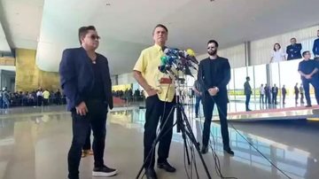 Jair Bolsonaro ao lado de Leonardo e Gustavo Lima em entrevista coletiva (Foto: Reprodução/YouTube/Jair Bolsonaro)