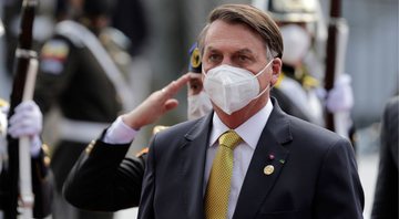 Jair Bolsonaro de máscara no Equador (Foto: Franklin Jacome/Getty Images)