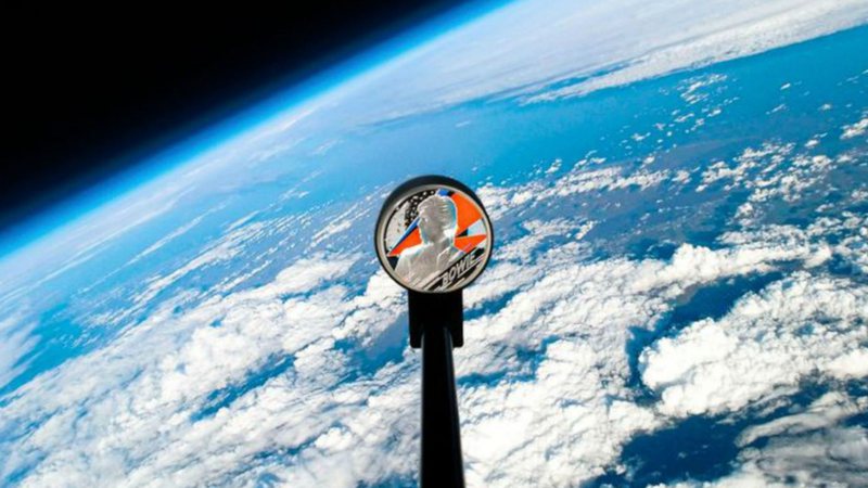 Moeda de David Bowie em órbita da Terra (foto: reprodução/ Royal Mint)